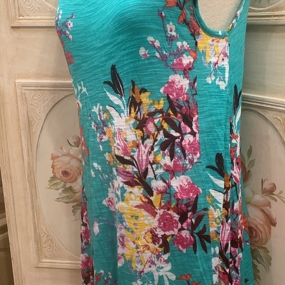 Beautiful floral sleeveless top - Picture 9 of 12